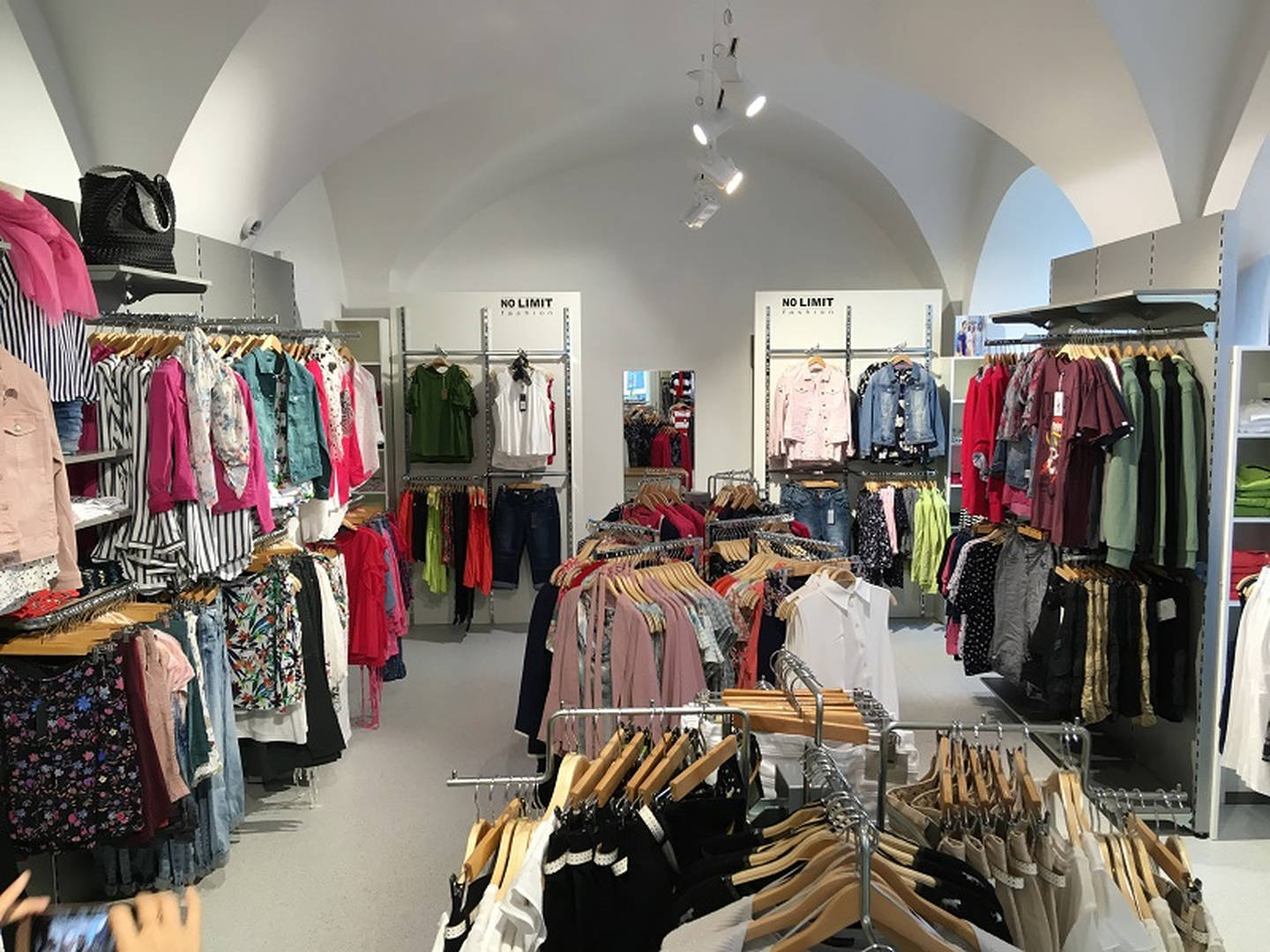 Dámská a pánská móda v prodejně no LIMIT fashion Pelhřimov